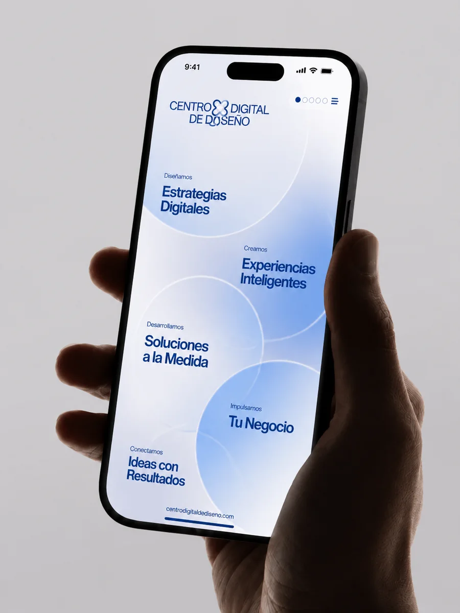 Teléfono en mano con la interfaz de Centro Digital de Diseño.